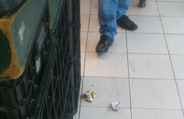 Vào siêu thị, xé tan chùm vải ăn luôn ngay trước biển không ăn thử-12