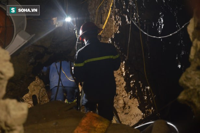 Cứu hộ người đàn ông mắc kẹt dưới hang ở Lào Cai: Có mùi tử khí phát ra-1