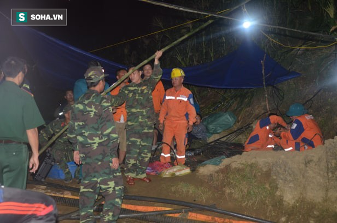 Cứu hộ người đàn ông mắc kẹt dưới hang ở Lào Cai: Có mùi tử khí phát ra-9