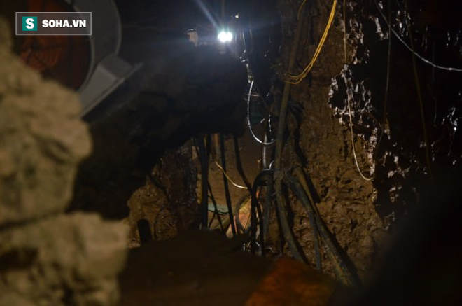 Cứu hộ người đàn ông mắc kẹt dưới hang ở Lào Cai: Có mùi tử khí phát ra-2