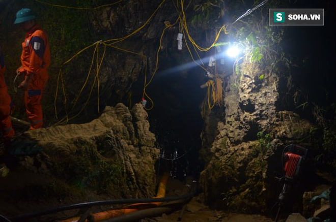 Cứu hộ người đàn ông mắc kẹt dưới hang ở Lào Cai: Có mùi tử khí phát ra-7