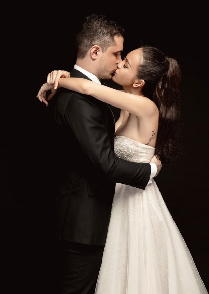 MC Phương Mai tình tứ khóa môi chồng trong ảnh cưới giản dị-1