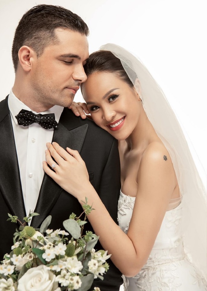 MC Phương Mai tình tứ khóa môi chồng trong ảnh cưới giản dị-5