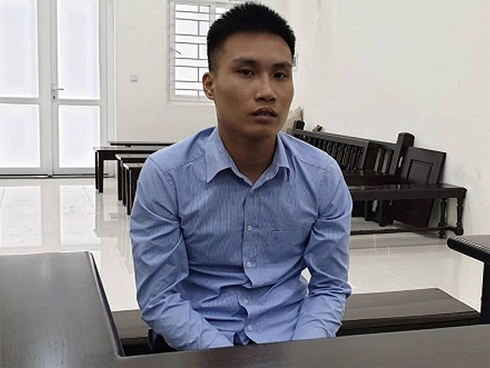 Xế hộp bốc cháy khi đâm trúng cột đèn tín hiệu giao thông-3