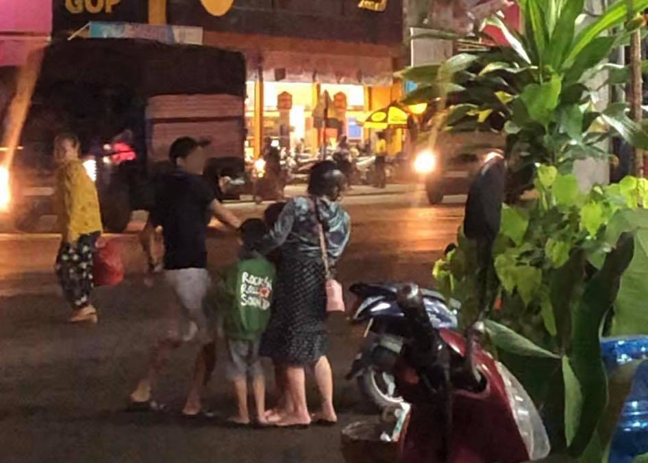 Chồng chửi bới, dùng mũ bảo hiểm đánh liên tiếp vào đầu vợ đang mang bầu khiến người đi đường bức xúc-1