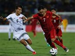 Văn Hậu liên tục ho khi trở về Việt Nam sau Kings Cup-13