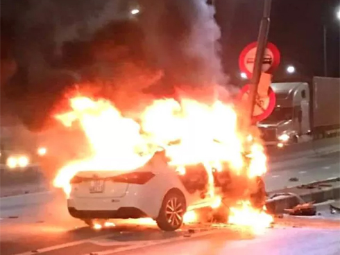 Xế hộp bốc cháy khi đâm trúng cột đèn tín hiệu giao thông-1