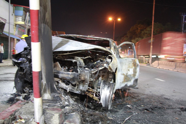 Xế hộp bốc cháy khi đâm trúng cột đèn tín hiệu giao thông-2