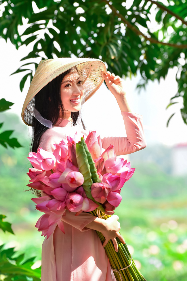 Chẳng cần khoe lưng trần eo nõn, thiếu nữ vẫn đẹp ngây ngất bên sen-10