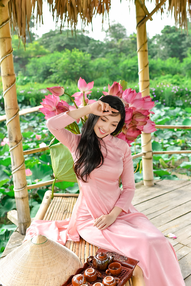 Chẳng cần khoe lưng trần eo nõn, thiếu nữ vẫn đẹp ngây ngất bên sen-12