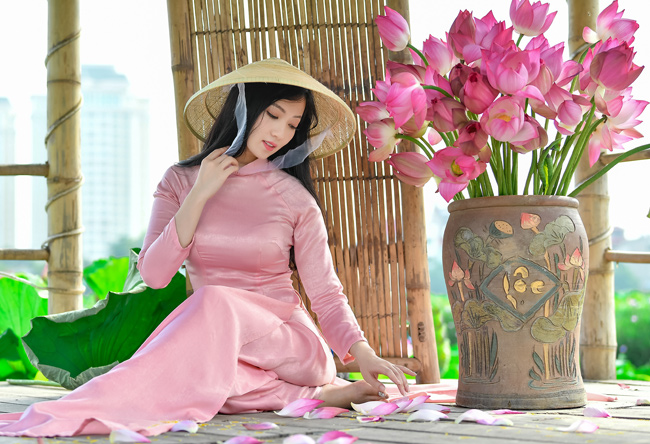 Chẳng cần khoe lưng trần eo nõn, thiếu nữ vẫn đẹp ngây ngất bên sen-2