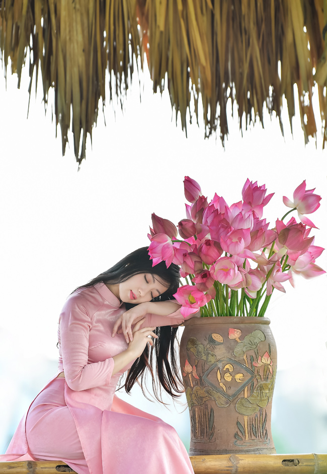 Chẳng cần khoe lưng trần eo nõn, thiếu nữ vẫn đẹp ngây ngất bên sen-6