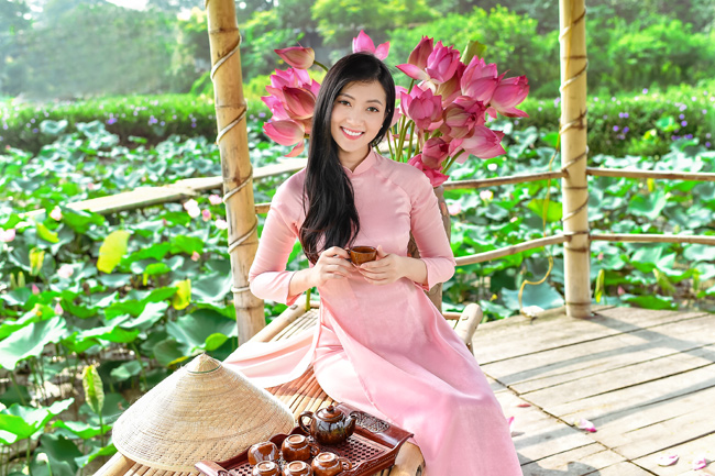 Chẳng cần khoe lưng trần eo nõn, thiếu nữ vẫn đẹp ngây ngất bên sen-7