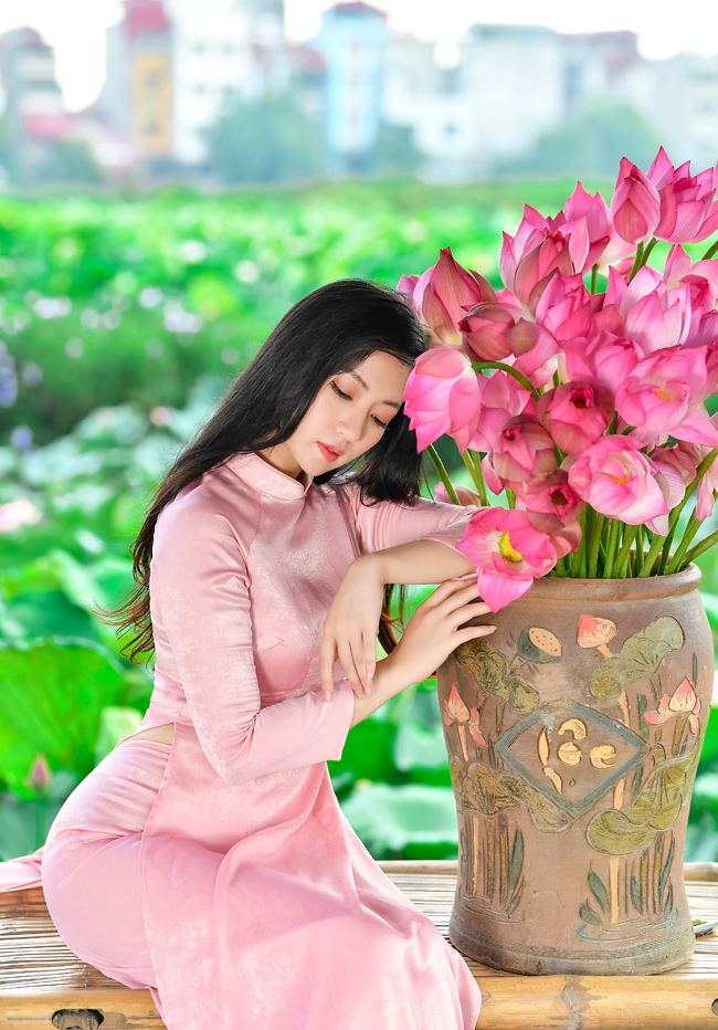 Chẳng cần khoe lưng trần eo nõn, thiếu nữ vẫn đẹp ngây ngất bên sen-8