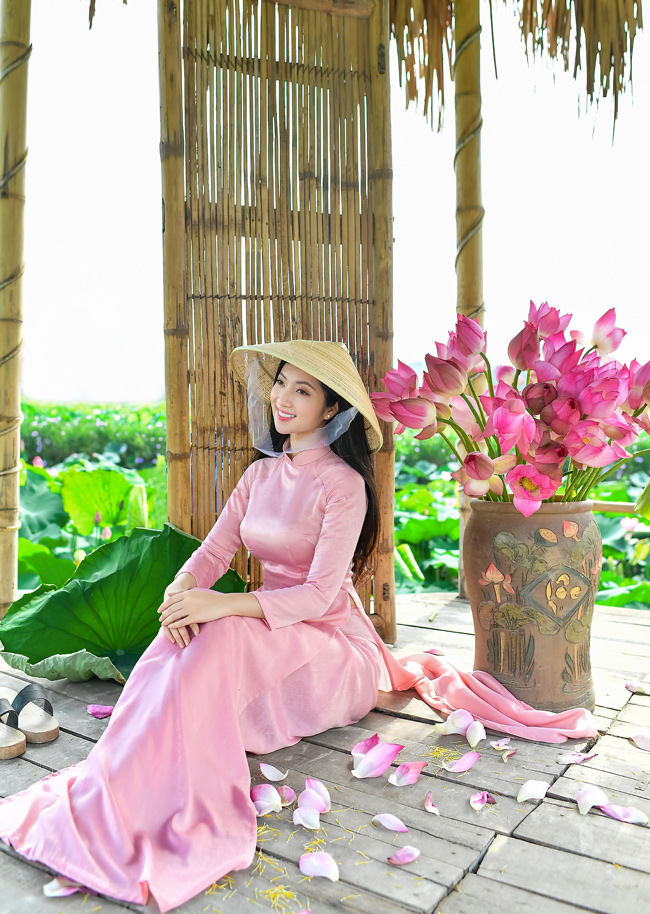 Chẳng cần khoe lưng trần eo nõn, thiếu nữ vẫn đẹp ngây ngất bên sen-9