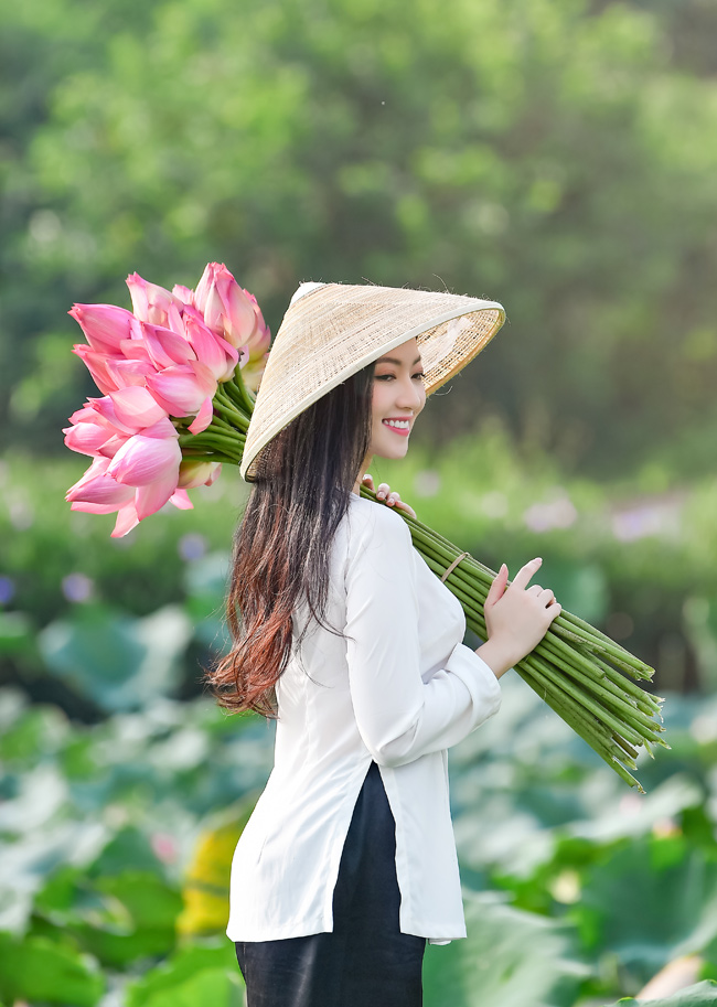 Chẳng cần khoe lưng trần eo nõn, thiếu nữ vẫn đẹp ngây ngất bên sen-13