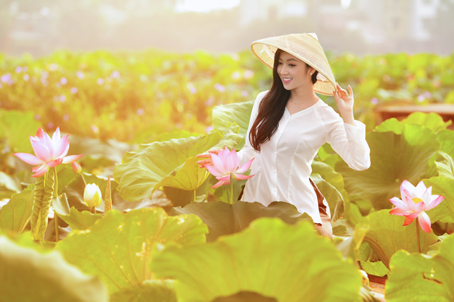 Chẳng cần khoe lưng trần eo nõn, thiếu nữ vẫn đẹp ngây ngất bên sen-16