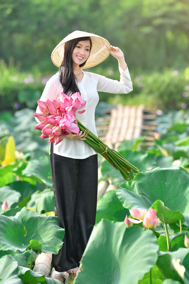 Chẳng cần khoe lưng trần eo nõn, thiếu nữ vẫn đẹp ngây ngất bên sen-17