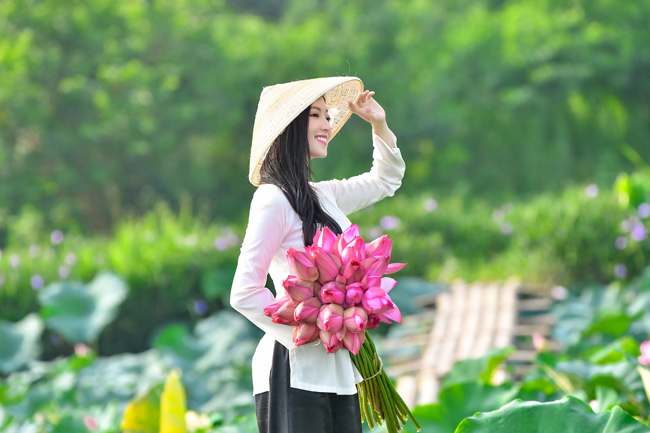 Chẳng cần khoe lưng trần eo nõn, thiếu nữ vẫn đẹp ngây ngất bên sen-19