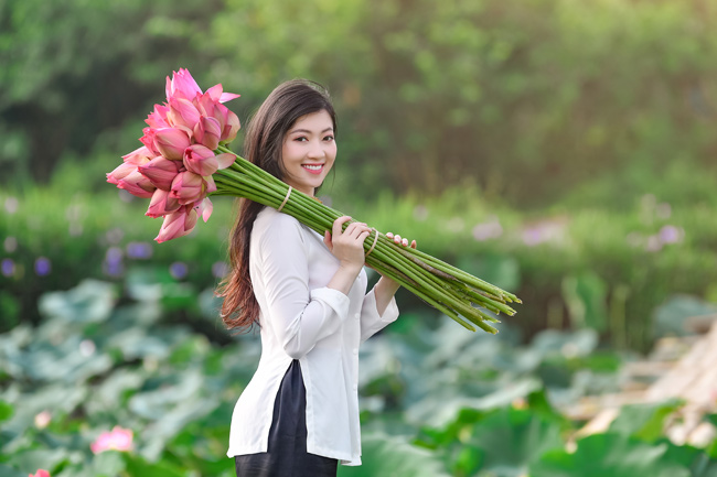 Chẳng cần khoe lưng trần eo nõn, thiếu nữ vẫn đẹp ngây ngất bên sen-20