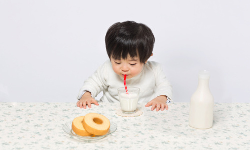 Ăn đường cùng với sữa là dại: Sai lầm kinh điển khiến con chậm lớn, khó tiêu ngộ độc thực phẩm-1