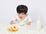 Ăn đường cùng với sữa là dại: Sai lầm kinh điển khiến con chậm lớn, khó tiêu ngộ độc thực phẩm