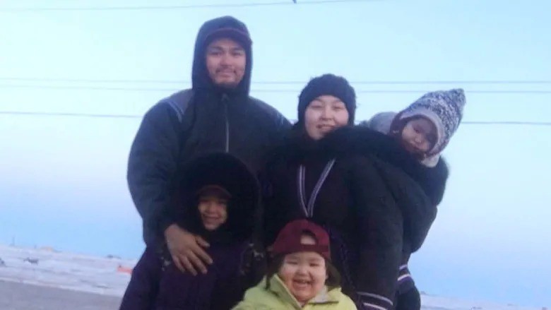 Con trai vừa lọt lòng đã qua đời, gia đình tổ chức tang lễ trước khi nhận thông báo đứa trẻ trong quan tài không phải con họ-1