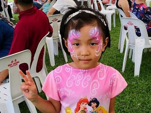 Chỉ một chút lơ là quên không khóa cửa sổ nhà bếp, bà mẹ phải ân hận cả đời vì tai họa giáng xuống đầu con gái 6 tuổi