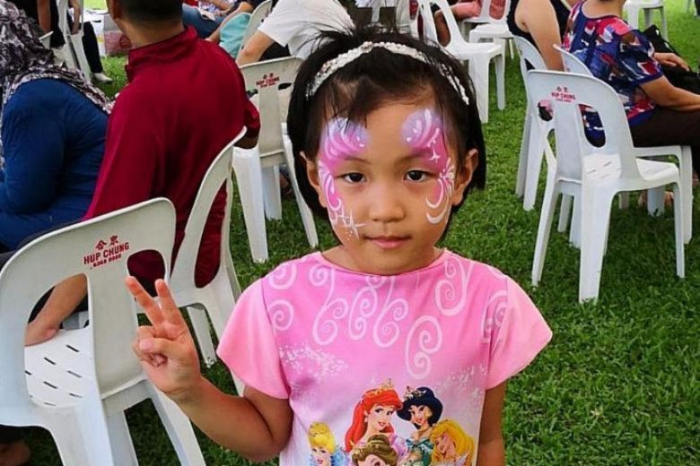 Chỉ một chút lơ là quên không khóa cửa sổ nhà bếp, bà mẹ phải ân hận cả đời vì tai họa giáng xuống đầu con gái 6 tuổi-1