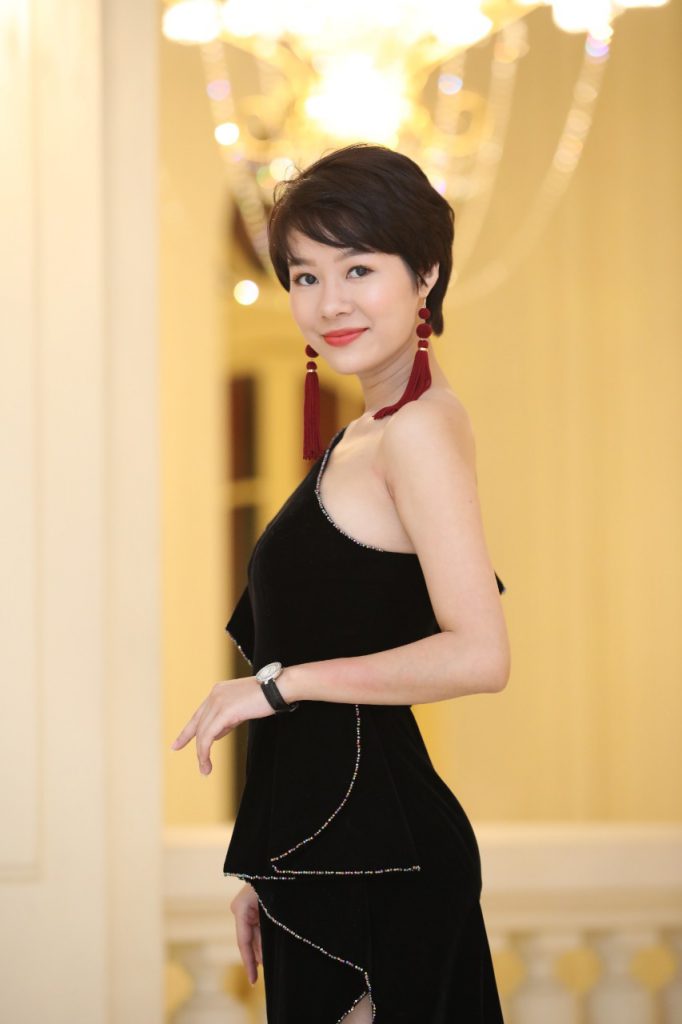 Tình địch của Thu Quỳnh Về nhà đi con hóa ra ngoài đời là Hoa hậu đại gia-16