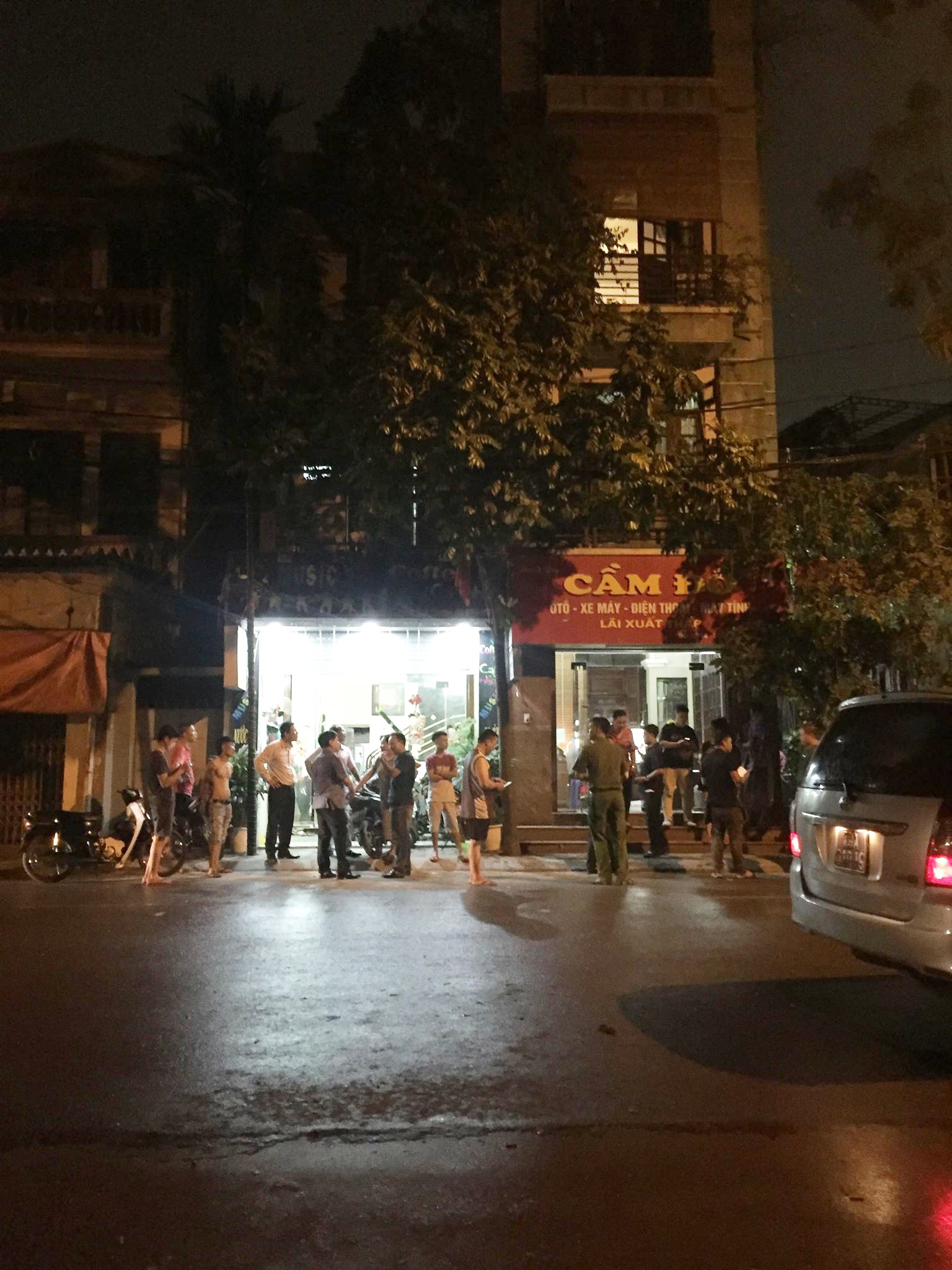 Nam thanh niên xông vào tiệm cầm đồ ở Hà Nội, đâm nữ chủ tiệm rồi kéo nạn nhân lên tầng 2 cố thủ-1