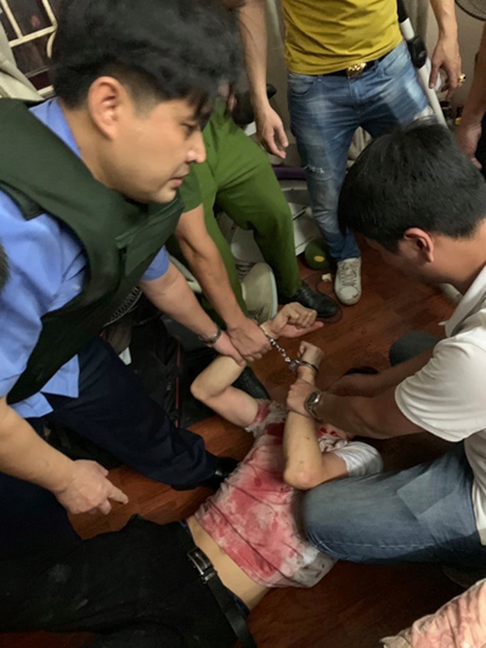 Công an kể phút giải cứu nữ chủ tiệm cầm đồ bị đâm, bắt làm con tin ở Hà Nội-2
