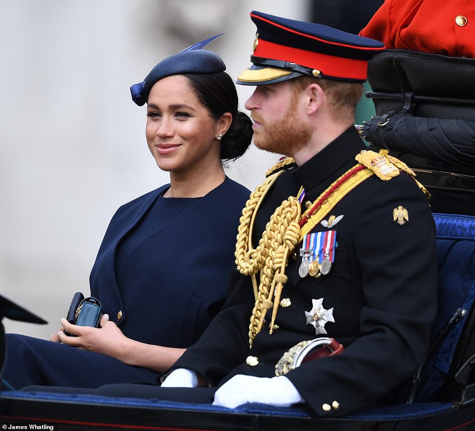 Cùng ngồi chung xe ngựa với chị dâu Kate, Meghan Markle bị dìm hàng không thương tiếc, ăn mặc như đưa đám, nhợt nhạt kém sắc-1