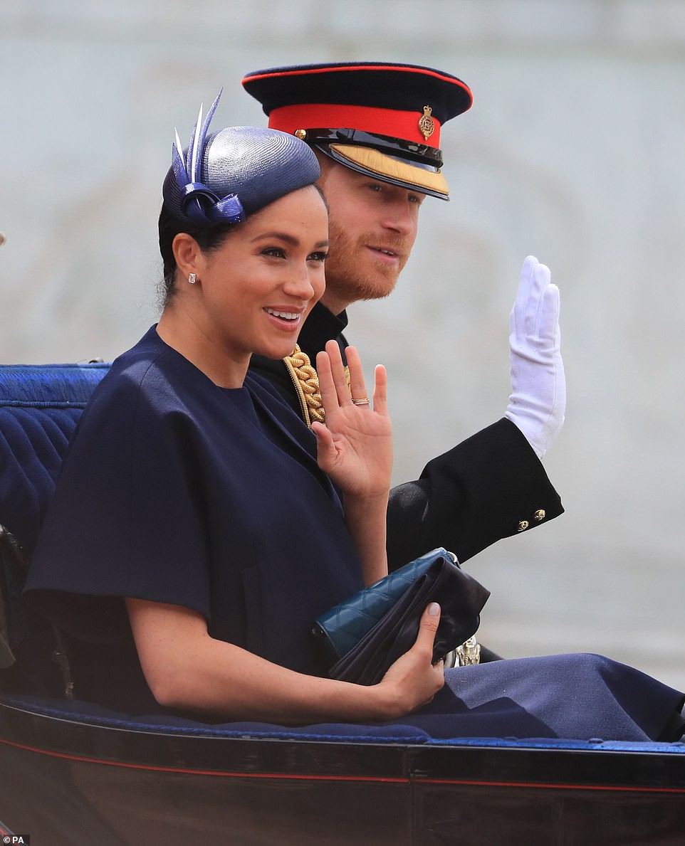 Cùng ngồi chung xe ngựa với chị dâu Kate, Meghan Markle bị dìm hàng không thương tiếc, ăn mặc như đưa đám, nhợt nhạt kém sắc-2