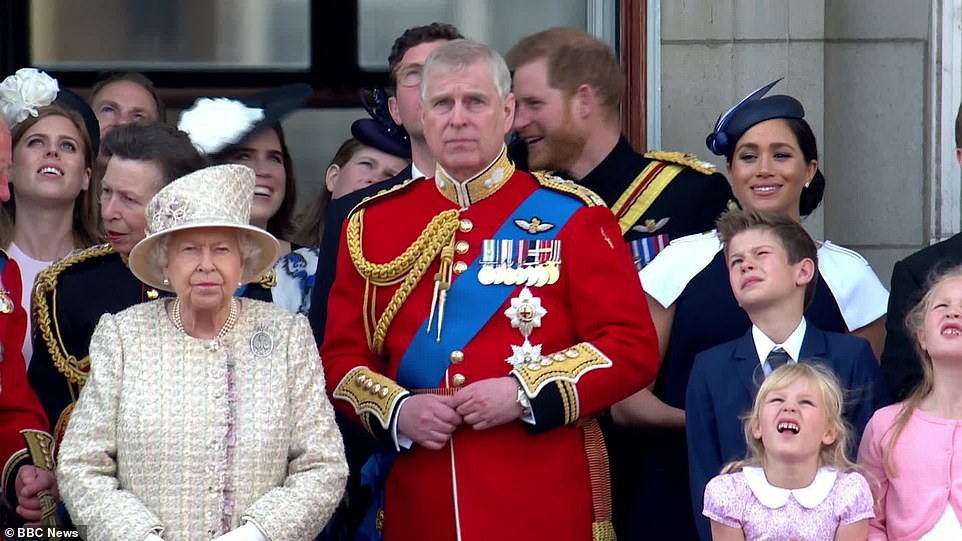 Cùng ngồi chung xe ngựa với chị dâu Kate, Meghan Markle bị dìm hàng không thương tiếc, ăn mặc như đưa đám, nhợt nhạt kém sắc-5