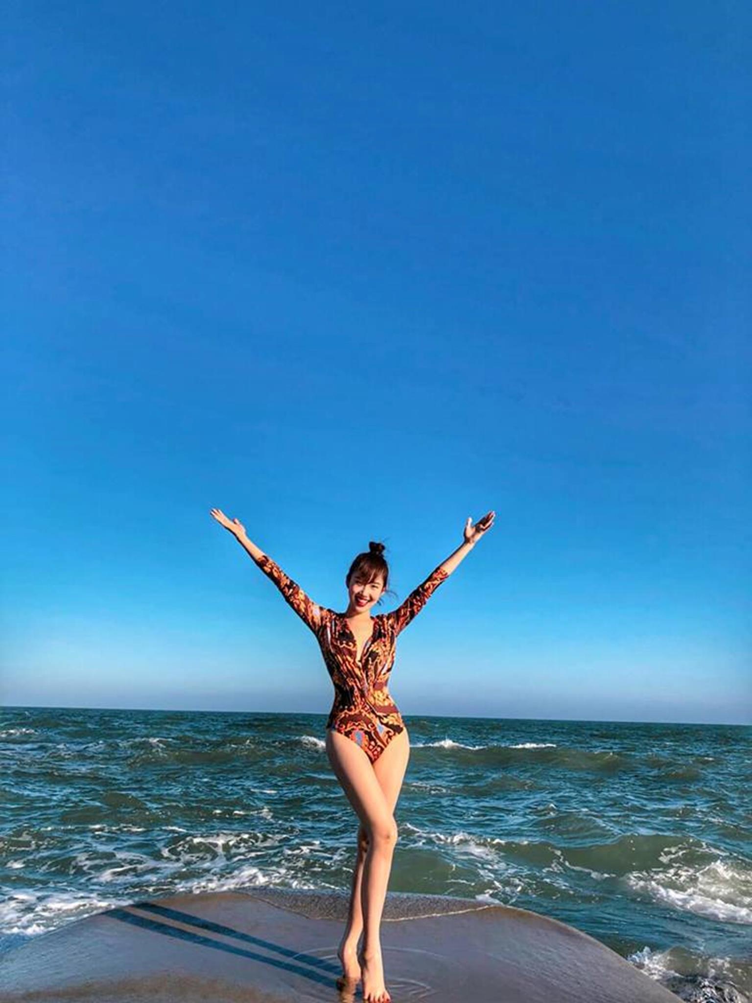 Thúy Ngân Gạo nếp gạo tẻ mặc bikini đẹp hút mắt, fan khen hết lời-7