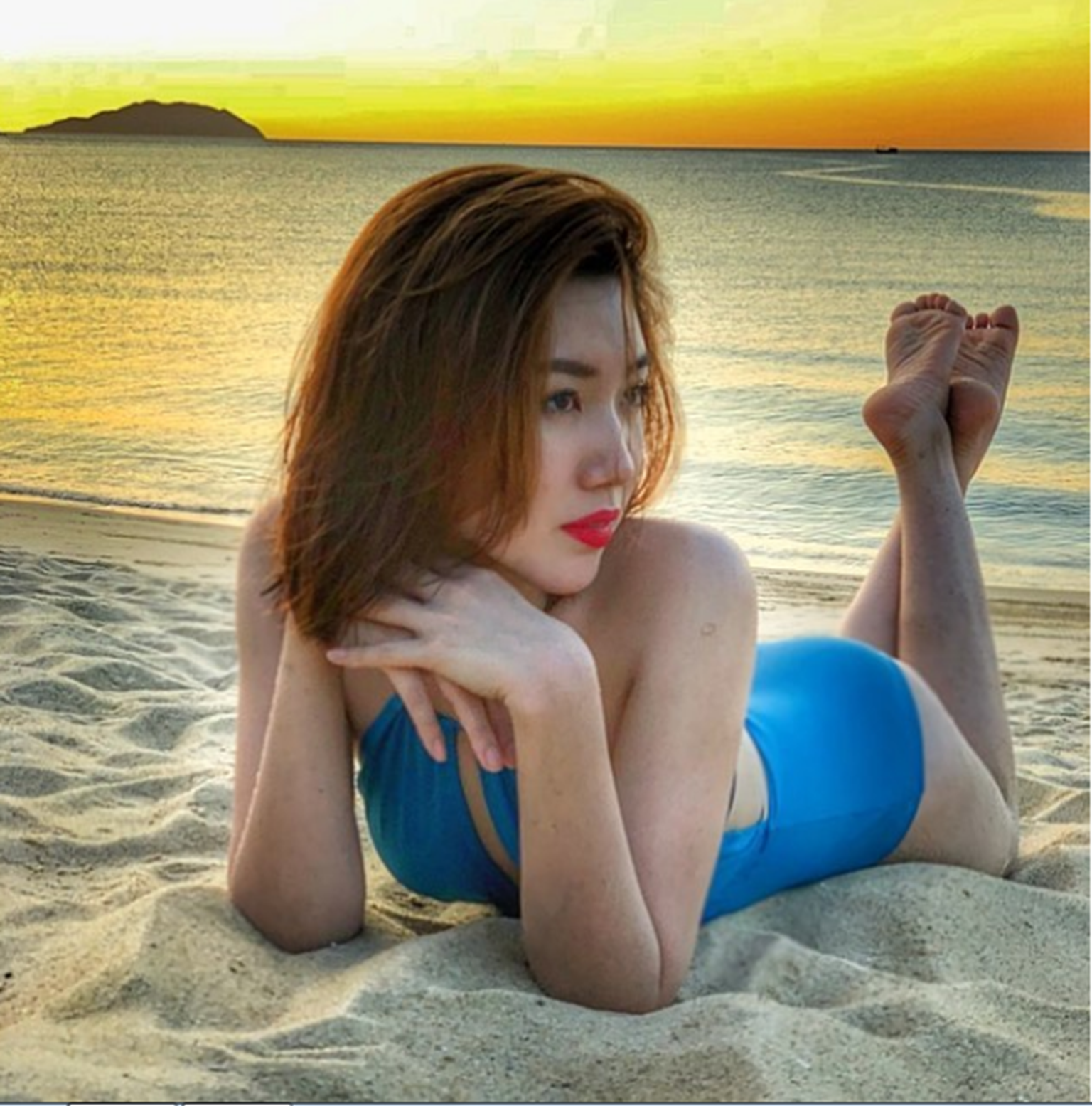 Thúy Ngân Gạo nếp gạo tẻ mặc bikini đẹp hút mắt, fan khen hết lời-10