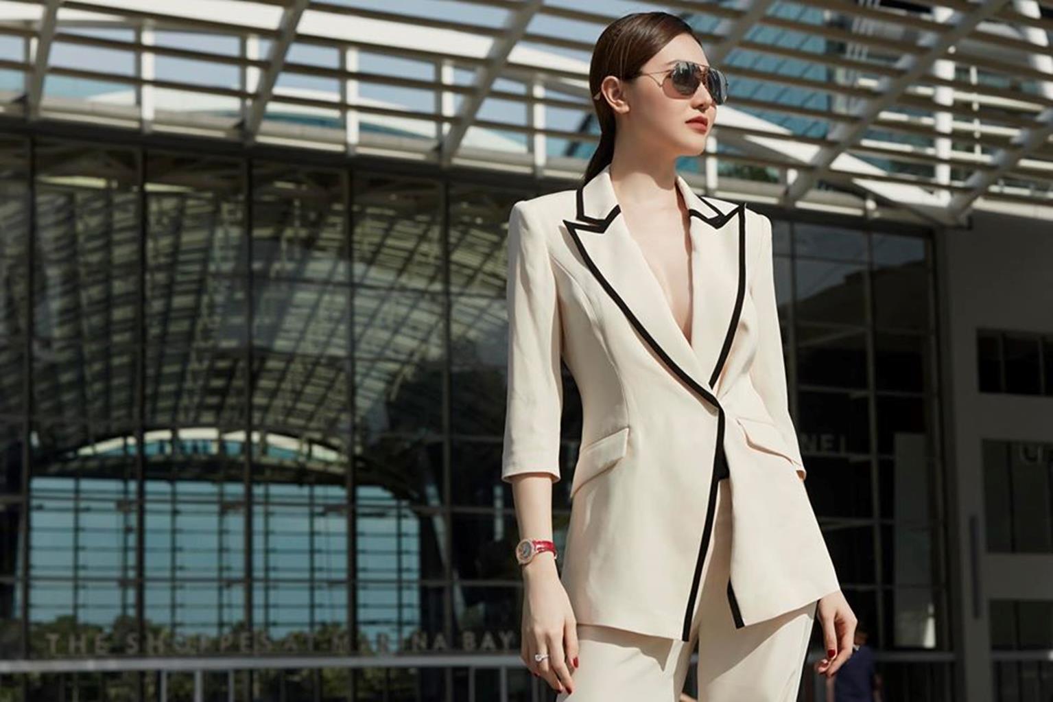 Mỹ nữ Vũng Tàu đi xe 70 tỷ mặc vest khoét sâu khoe vòng 1 nóng bỏng-2