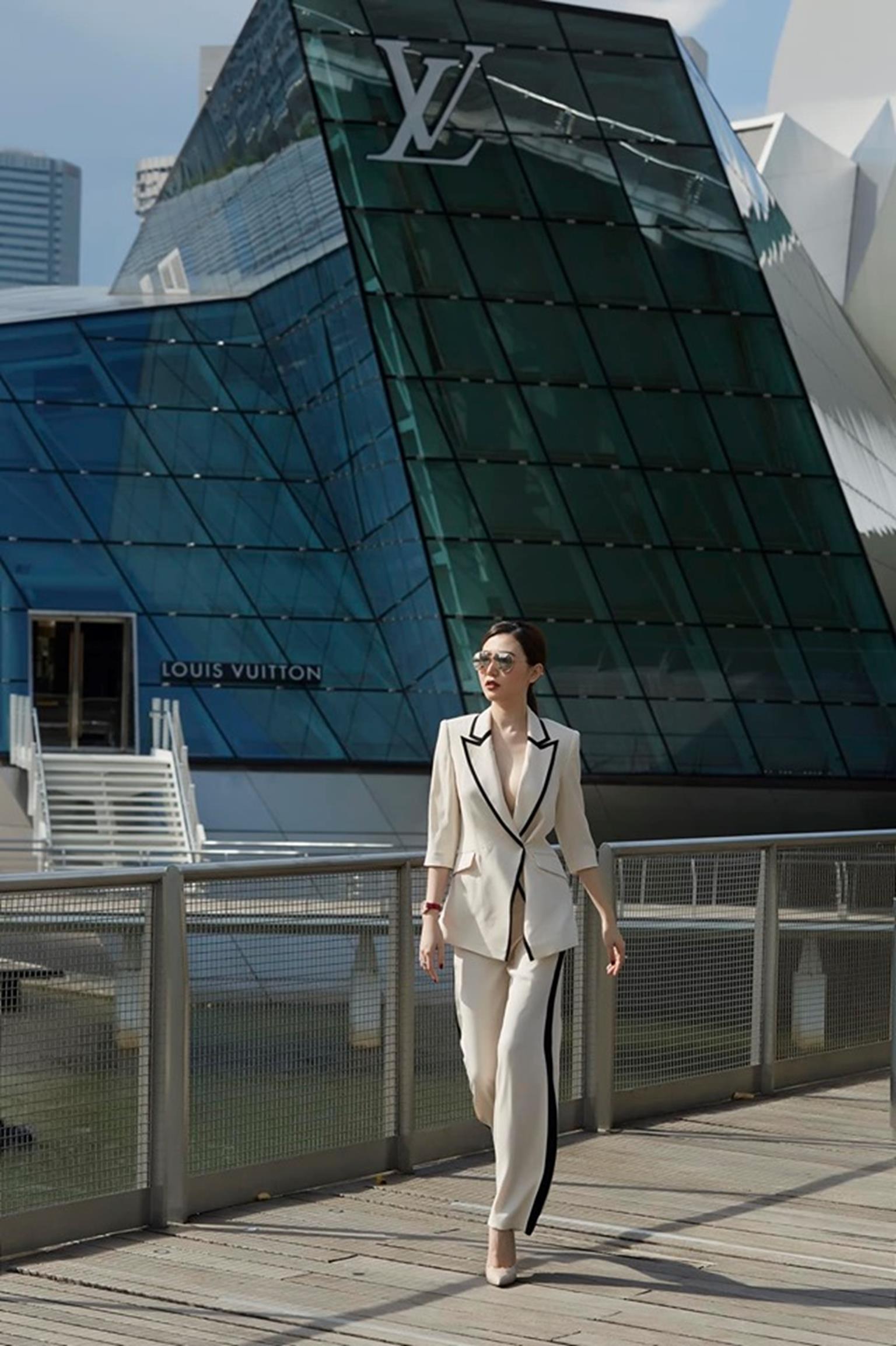 Mỹ nữ Vũng Tàu đi xe 70 tỷ mặc vest khoét sâu khoe vòng 1 nóng bỏng-3