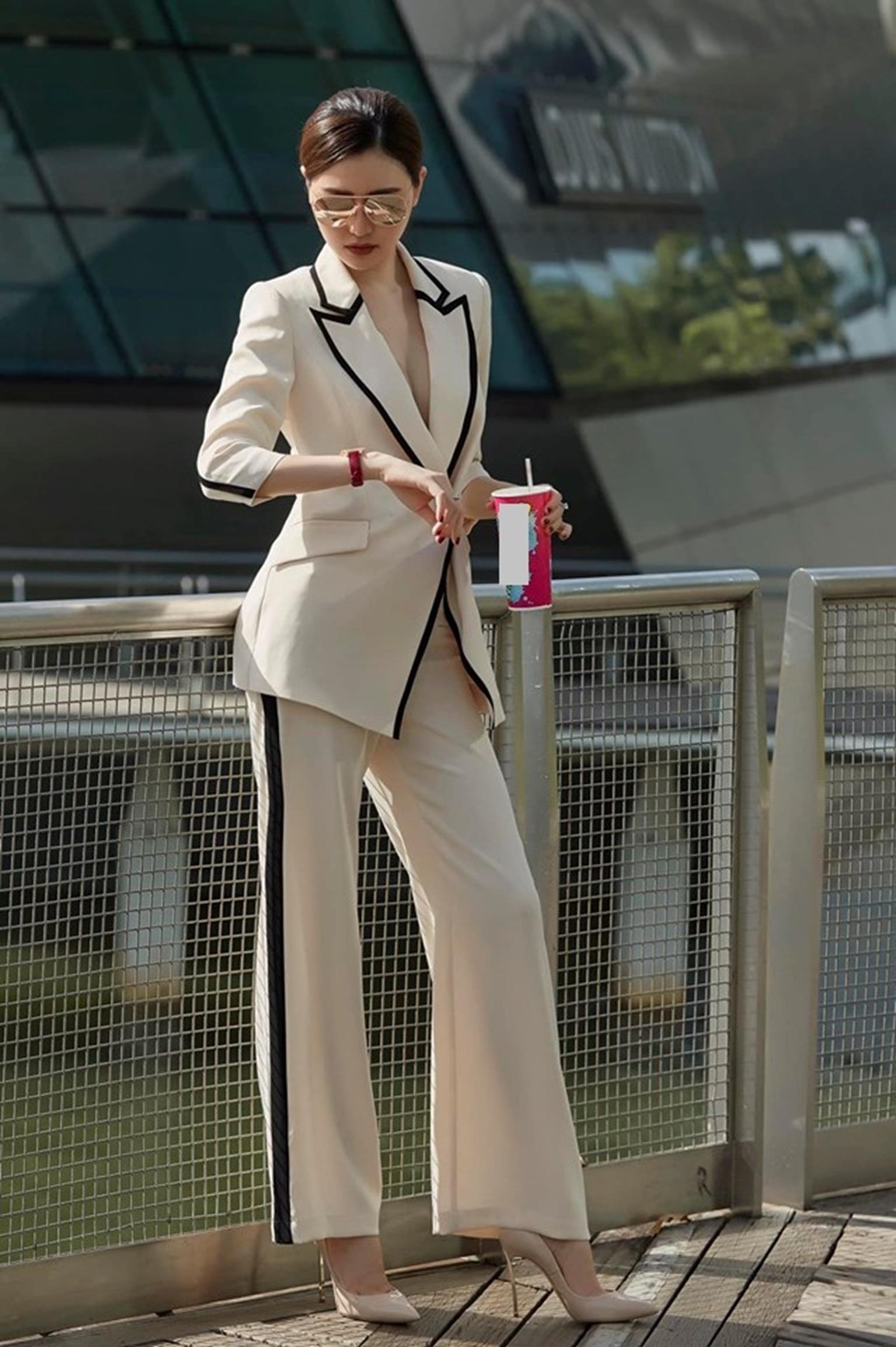 Mỹ nữ Vũng Tàu đi xe 70 tỷ mặc vest khoét sâu khoe vòng 1 nóng bỏng-4