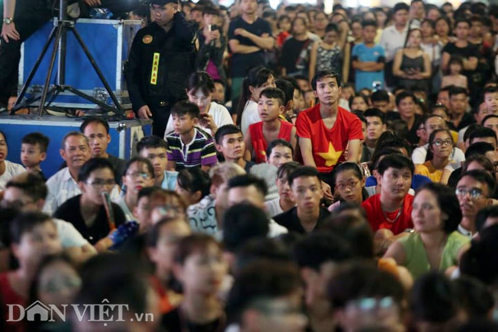 Ảnh: Hàng nghìn CĐV tiếc nuối vì tuyển Việt Nam không nâng cúp trên đất Thái-5