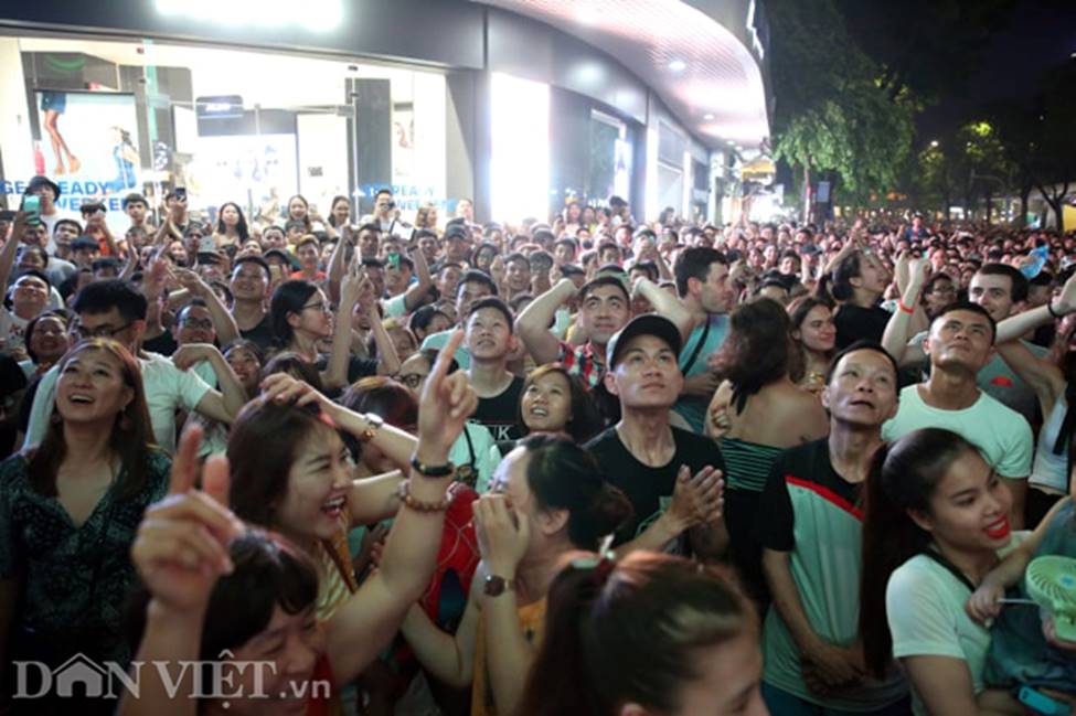 Ảnh: Hàng nghìn CĐV tiếc nuối vì tuyển Việt Nam không nâng cúp trên đất Thái-8