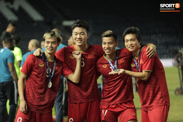 Văn Toàn đấm yêu Xuân Trường và loạt biểu cảm khó đỡ của tuyển Việt Nam trên bục nhận huy chương-1