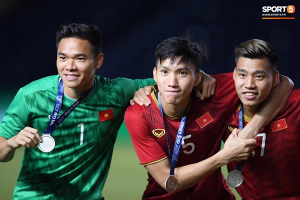 Văn Toàn đấm yêu Xuân Trường và loạt biểu cảm khó đỡ của tuyển Việt Nam trên bục nhận huy chương-2