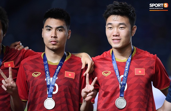 Văn Toàn đấm yêu Xuân Trường và loạt biểu cảm khó đỡ của tuyển Việt Nam trên bục nhận huy chương-3