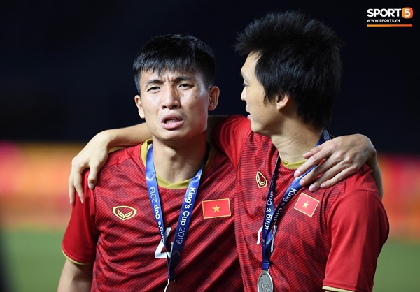 Văn Toàn đấm yêu Xuân Trường và loạt biểu cảm khó đỡ của tuyển Việt Nam trên bục nhận huy chương-4