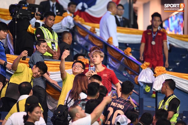 Văn Toàn đấm yêu Xuân Trường và loạt biểu cảm khó đỡ của tuyển Việt Nam trên bục nhận huy chương-7