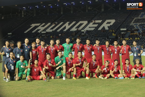 Văn Toàn đấm yêu Xuân Trường và loạt biểu cảm khó đỡ của tuyển Việt Nam trên bục nhận huy chương-10