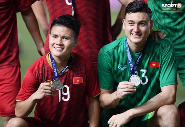 Văn Toàn đấm yêu Xuân Trường và loạt biểu cảm khó đỡ của tuyển Việt Nam trên bục nhận huy chương-11