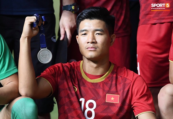 Văn Toàn đấm yêu Xuân Trường và loạt biểu cảm khó đỡ của tuyển Việt Nam trên bục nhận huy chương-12